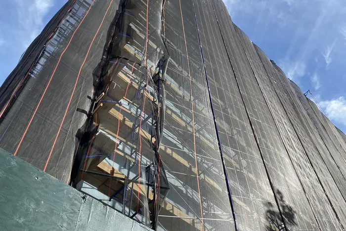 scaffolding surrounds 315 Berry St. in Williamsburg, where an energy company is proposing to put 150-ton batteries on the roof